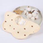 Baveta Tip Floare, din Bumbac, pentru Copii 0-12 Luni, Rezistenta la apa, cu Capse, Model cu Stelute, 26 x 29 cm, Crem