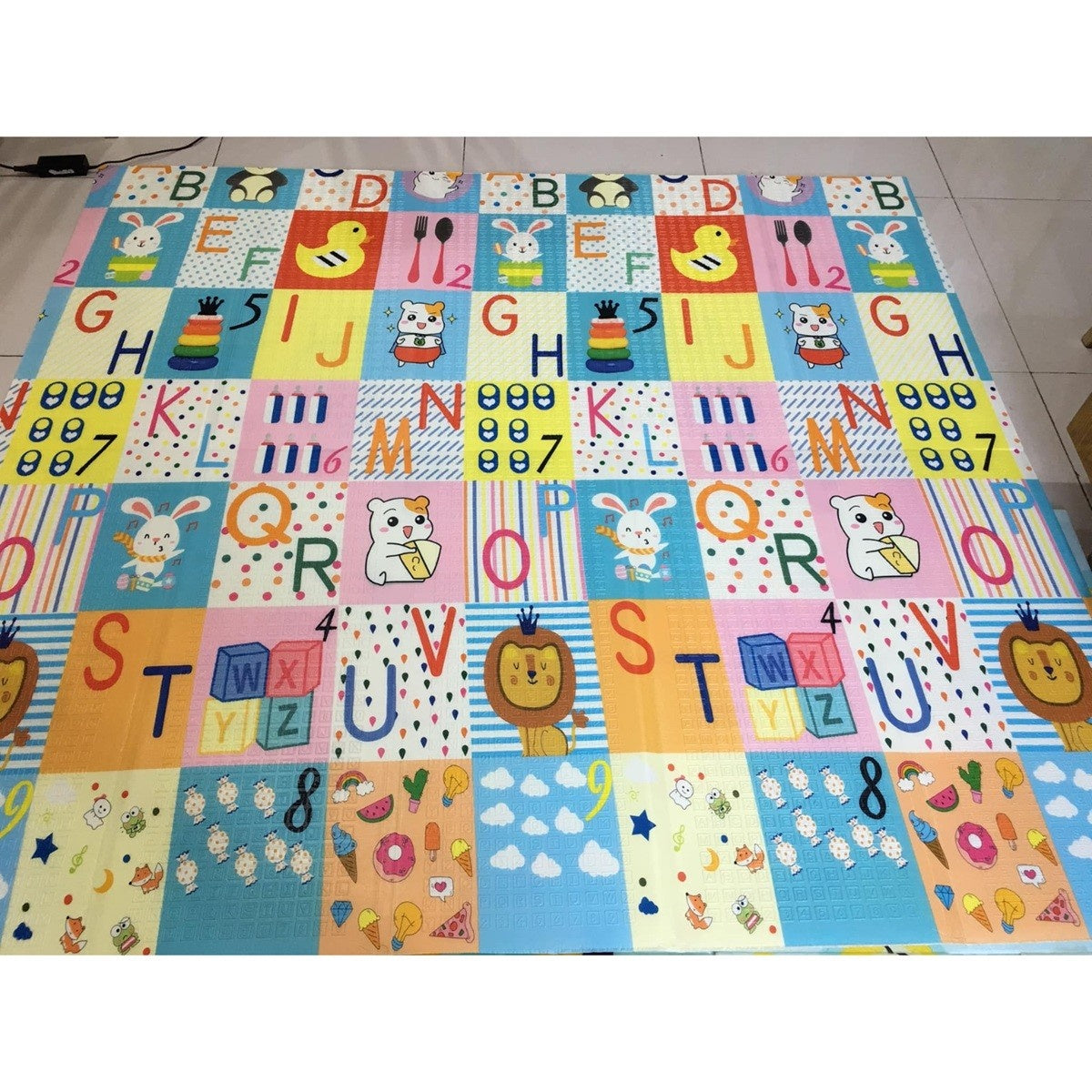 Covoras pentru Copii, cu 2 Fete, Model Litere/Girafe, din XPE+PE, Impermeabil, Antiderapant, Protectie Termica, +3 Luni, Pliabil, 180 x 200 x 1 cm, Multicolor