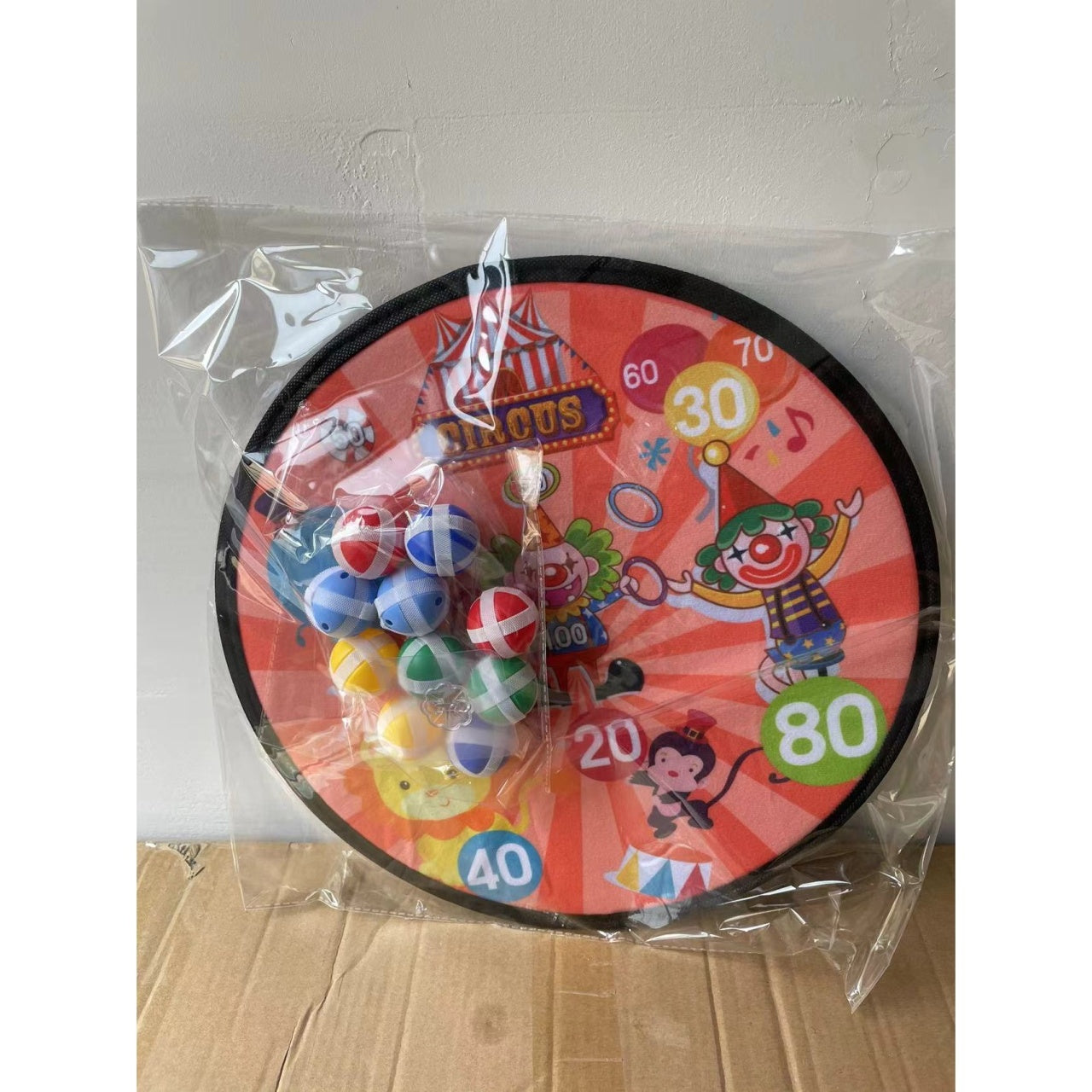 Joc Darts pentru Copii, Placa Pliabila 36.5 cm, 8 Mingii Velcro/Scai Simple, 2 Mingii Luminoase, Model Circ, Rosu