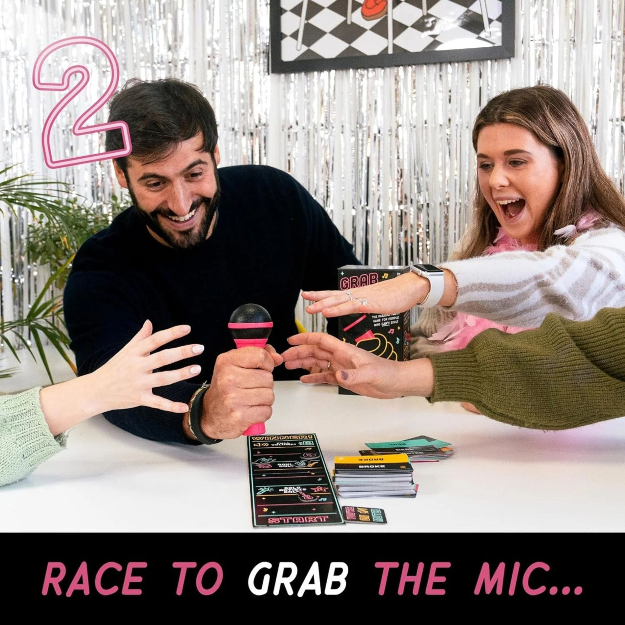 Joc de Societate Grab The Mic, Tip Karaoke, 125 de Carti cu Cuvinte, Microfon din Spuma, Tabla de Joc, Jetoane, 11.5 x 22 x 7 cm, Negru/Roz