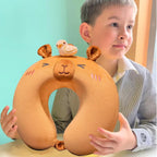 Perna de Calatorie in Forma de U, Pentru Gat si Cap, Umplutura din Spuma cu Memorie, 30x30 cm, Model Capybara, Accesoriu de Voiaj, Birou, Masina, Sistem Prindere Capse, Maro