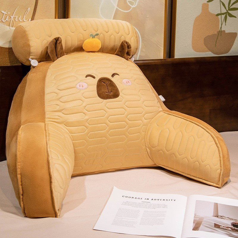 Perna Multifunctionala, Spatar pentru Pat, Protectie Lombara, Marime Medie, 60 x 40 cm, din Latex, Model Capybara cu Portocala in Cap, Maro inchis