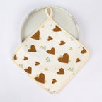 Prosop Absorbant, din Bumbac, 25 x 25 cm, Model Inimioare, cu Agatatoare, Maro
