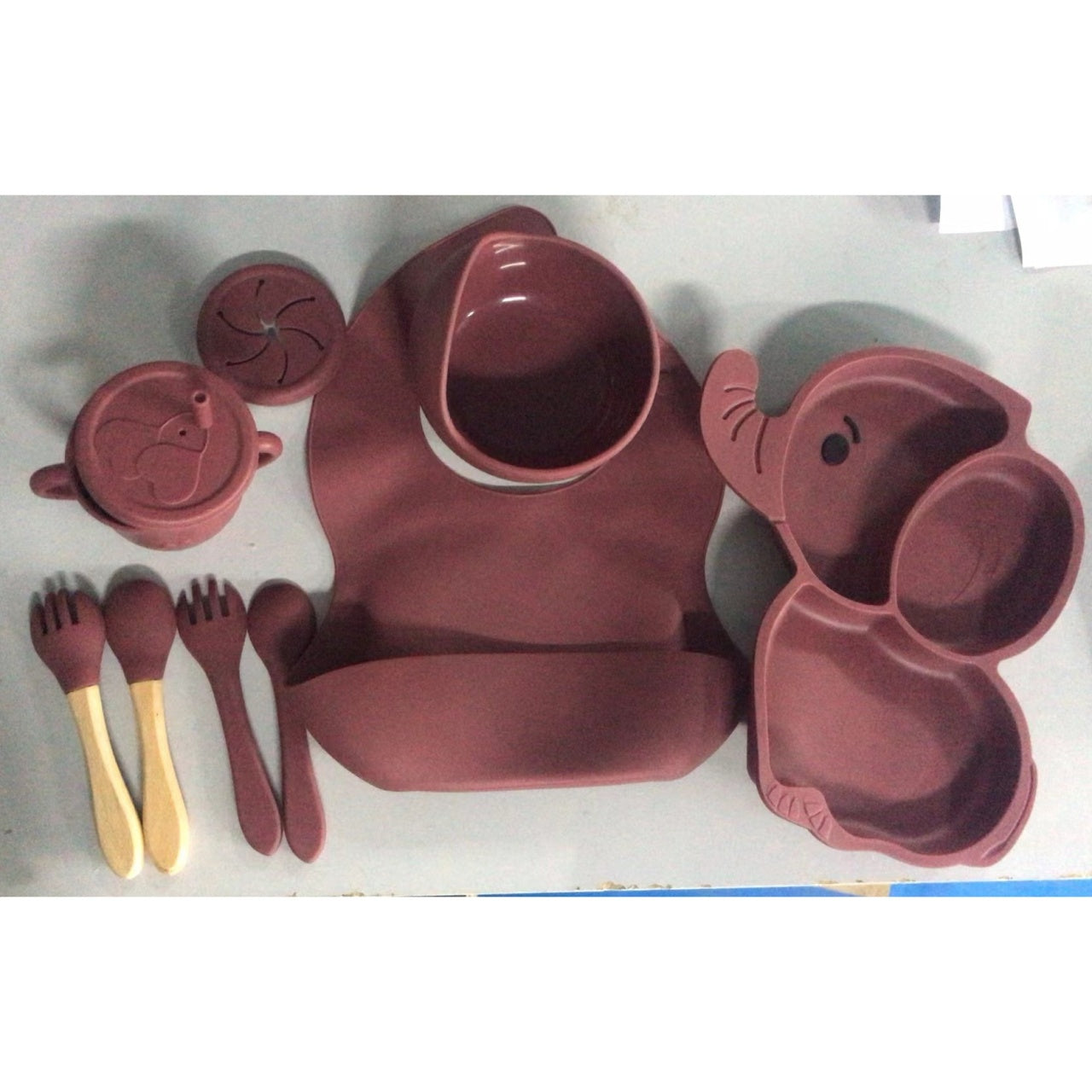 Set 10 Piese Servire Masa. pentru Bebelusi si Copii, din Silicon/Lemn, cu Ventuze Anti-alunecare, fara Alergeni. +6 Luni, Model Elefant, Maro
