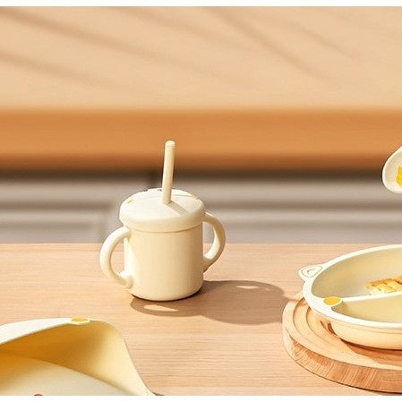 Set 2 Piese Hranire Bebelusi si Copii, Cana cu Capac si Pai, din Silicon, fara BPA, de la 12 Luni, Model Pisicuta, 12 x 9.5 x 11 cm, Bej