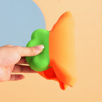 Set diversificare bebelusi din silicon, 1 farfurie compartimentata in forma de morcov, lingurita si furculita, pai, perie pai, fara alergeni, ventuza fixare