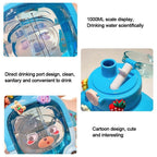 Sticla cu pai pentru copii, model ursulet, gradata, stickere aplicate, curea reglabila, din plastic rezistent la cadere, 1l, Albastru, 20 x 13 cm