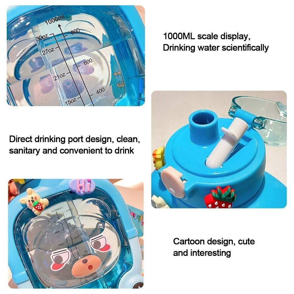 Sticla cu pai pentru copii, model ursulet, gradata, stickere aplicate, curea reglabila, din plastic rezistent la cadere, 1l, Albastru, 20 x 13 cm