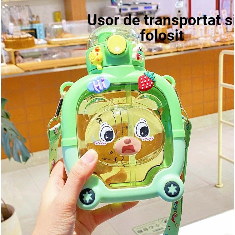 Sticla cu pai pentru copii, model ursulet, gradata, stickere aplicate, curea reglabila, din plastic rezistent la cadere, 1l, Verde, 20 x 13 cm